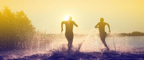 groupe d'amis s'amusant sur la plage. photo