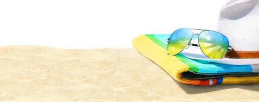 fond de plage tropicale d'été avec lunettes de soleil et chapeau. photo