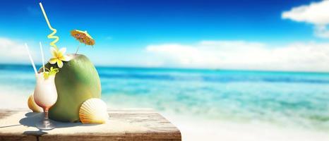 cocktail d'été à la noix de coco sur la plage. journée ensoleillée dans l'île d'actualité. photo