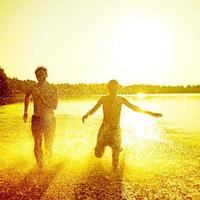 groupe d'amis s'amusant sur la plage. photo