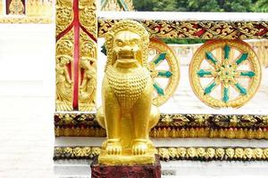 statue de lion dans un temple thaïlandais photo