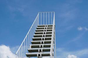 escaliers en bois vers le ciel photo