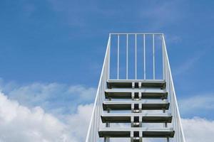 escaliers en bois vers le ciel photo