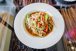 salade de papaye thaï, som tum. photo