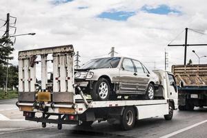 voiture cassée sur dépanneuse après un accident de la circulation, sur le service routier photo