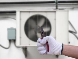 technicien installant une unité de climatisation extérieure photo