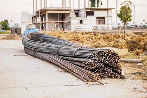 barres d'armature en acier pour le béton de renfort sur le chantier de construction avec maison en construction photo