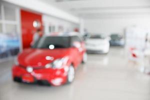 nouvelle voiture chez un concessionnaire de salle d'exposition de voitures neuves photo