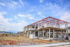 construction d'une nouvelle maison résidentielle en cours sur le chantier photo