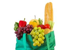 produits d'épicerie de fruits et légumes frais dans un sac à provisions réutilisable vert isolé sur fond blanc avec un tracé de détourage photo