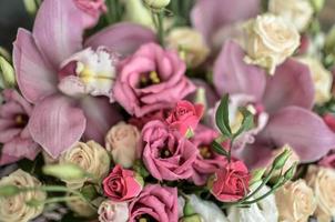 bouquet d'orchidées et de roses sur un beau fond photo