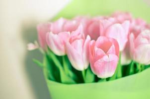 bouquet de fleurs de tulipes avec des tulipes roses en papier vert photo