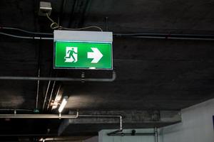 Panneau de sortie de secours à l'intérieur du bâtiment photo