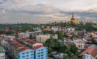 vue panoramique de la pagode shwedagon, un monument emblématique du canton de yangon au myanmar. photo