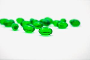 Green pills soft gel capsule isolé sur fond blanc photo