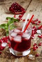 cocktail de jus de fruits rouges frais avec graines de grenade, menthe et glace