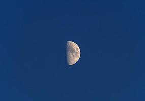 demi-lune dans un ciel du soir photo