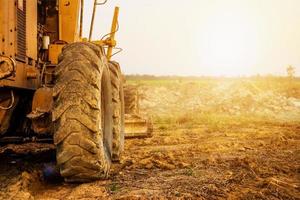 machinerie lourde travaillant sur un chantier de construction photo