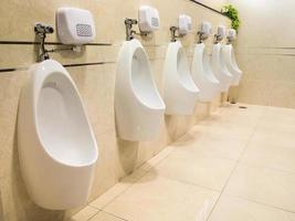 gros plan d'urinoirs blancs pour hommes dans les toilettes photo