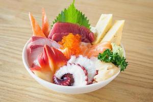 bol de riz sashimi chirashi don cuisine japonaise photo