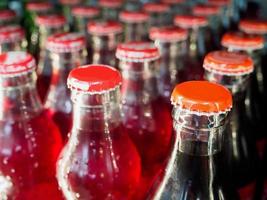 bouteilles en verre avec fond de boissons non alcoolisées photo