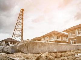 construction de maisons sur le chantier de construction avec pilote de pieux et pieux en béton photo