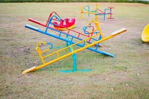 balançoire dans l'aire de jeux pour enfants photo