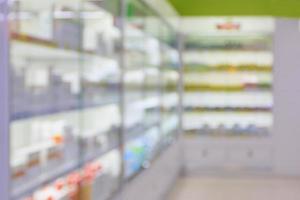 produit de soins de santé sur les étagères du magasin de pharmacie arrière-plan flou photo