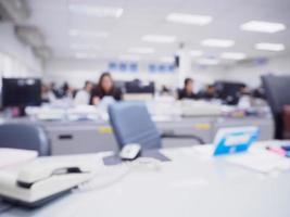 arrière-plan flou de bureau avec des personnes travaillant au bureau photo