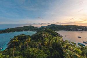 vue sur la mer d'été sur une île tropicale photo