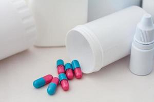 pilules débordant de bouteille de pilules avec fond de médecine photo