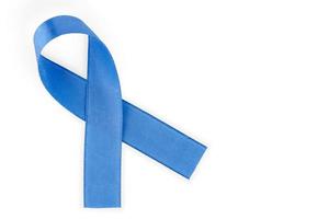 ruban bleu, symbole de sensibilisation au cancer, cancer de la prostate sur fond blanc isolé. espace de copie. photo