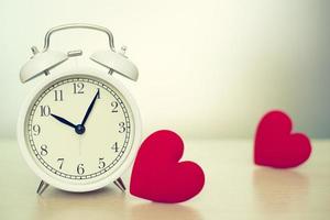 horloge de temps d'amour avec espace coeur rouge pour le texte. photo