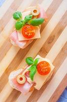 petits sandwichs au jambon fumé, fromage et tomate cerise photo