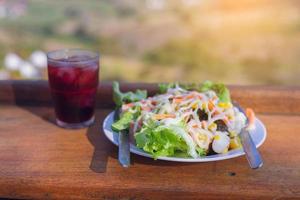 salade de légumes avec jus de fruits pour les amoureux de la santé prêt à manger photo