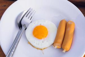 œuf de saucisse de petit déjeuner nutritif pour la santé photo