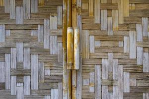 les murs des maisons, habilement tissés avec du bambou sec, sont un mode de vie traditionnel en asie rurale - thaïlande, laos et kampucha. photo