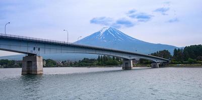 belle montagne fuji avec nuages et ciel bleu en été, célèbre point de repère et lieu d'attraction des touristes qui passent de longues vacances au japon, lac kawaguchiko photo