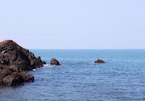 pierres au bord de la plage photo