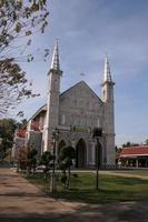 église de couleur grise et ciel bleu, nativité de notre dame catherdral dans la province de samutsongkram, thaïlande. photo