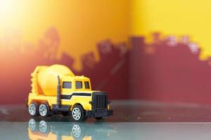 camion de ciment jaune sur fond de ville flou, mise au point sélective photo