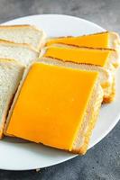 sandwich mimolette fromage cheddar petit déjeuner repas frais collation alimentaire sur la table espace copie photo