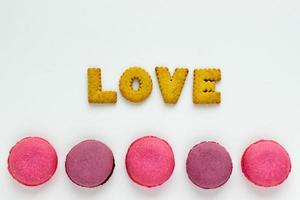 fond minimaliste de nourriture sucrée avec des biscuits et des macarons roses. photo