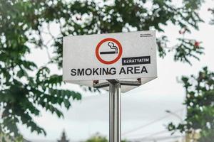 symbole de signe de zone fumeurs gratuite au parc extérieur de tabanan bali, indonésie photo