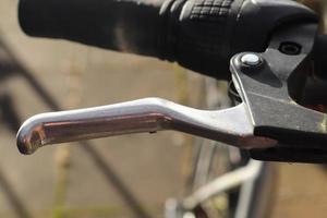 exposition de mise au point sélective au levier de frein à main sur un vélo. photo