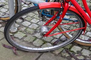 Vue rapprochée à une roue de bicyclette avec plusieurs rayons métalliques photo