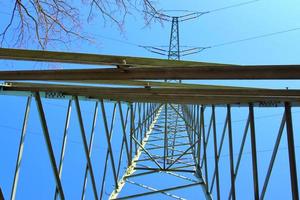 vue rapprochée sur un grand pylône électrique transportant de l'électricité dans une zone de campagne photo