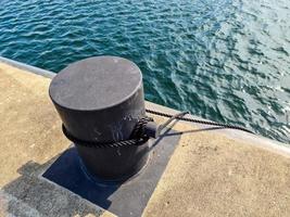 différents bollards devant l'eau au port de kiel. photo