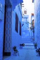 la célèbre maison de couleur bleue avec une structure traditionnelle des deux côtés de la ruelle étroite photo