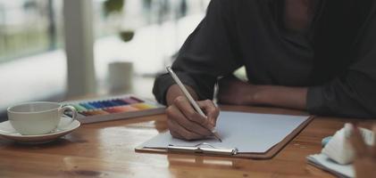 jeune photographe et graphiste au travail au bureau. photo